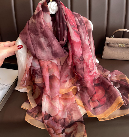 Luxuriöser Seidenschal für Damen mit elegantem Print-Design