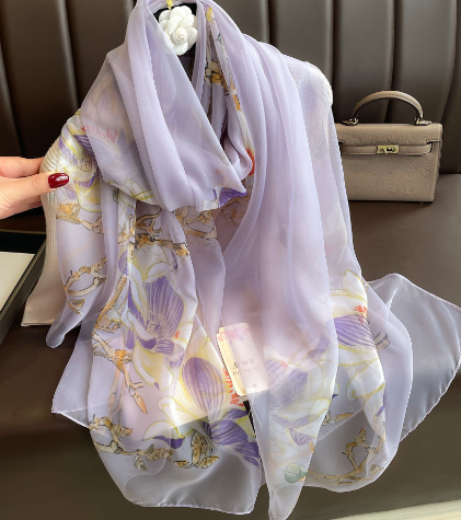 Luxuriöser Seidenschal für Damen mit elegantem Print-Design