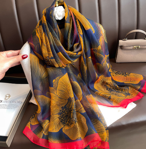 Luxuriöser Seidenschal für Damen mit elegantem Print-Design