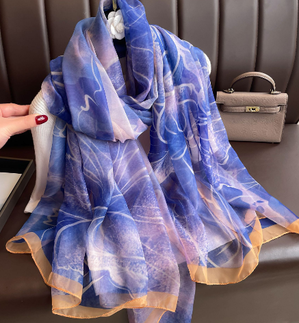 Luxuriöser Seidenschal für Damen mit elegantem Print-Design