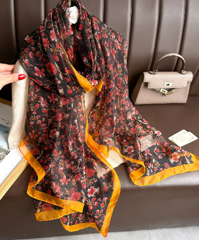 Luxuriöser Seidenschal für Damen mit elegantem Print-Design