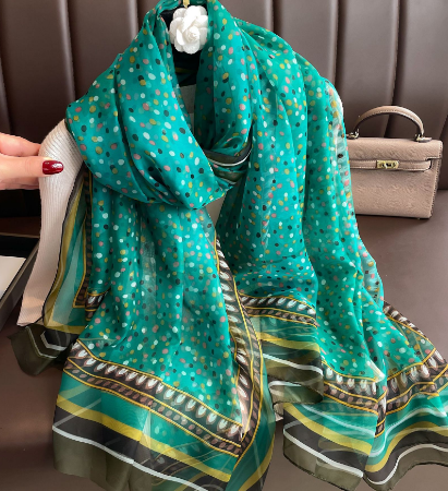 Luxuriöser Seidenschal für Damen mit elegantem Print-Design
