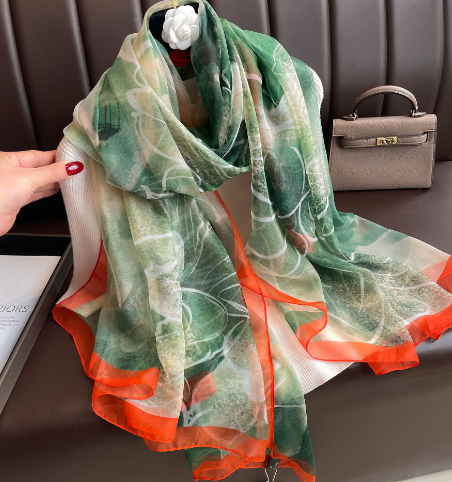 Luxuriöser Seidenschal für Damen mit elegantem Print-Design