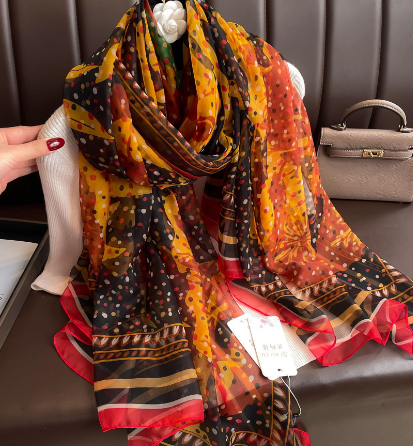 Luxuriöser Seidenschal für Damen mit elegantem Print-Design