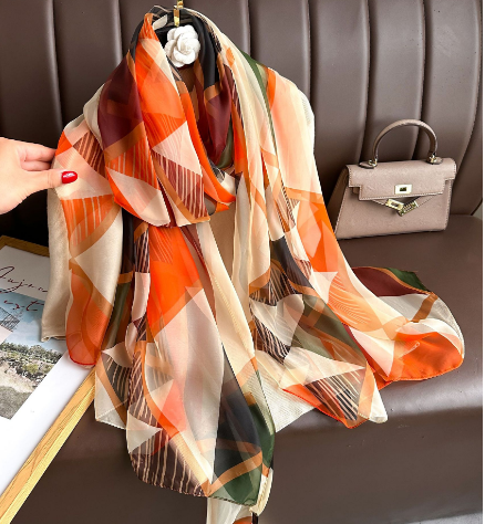 Luxuriöser Seidenschal für Damen mit elegantem Print-Design