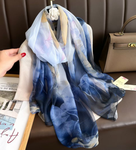 Luxuriöser Seidenschal für Damen mit elegantem Print-Design