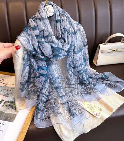 Luxuriöser Seidenschal für Damen mit elegantem Print-Design