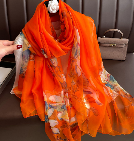 Luxuriöser Seidenschal für Damen mit elegantem Print-Design