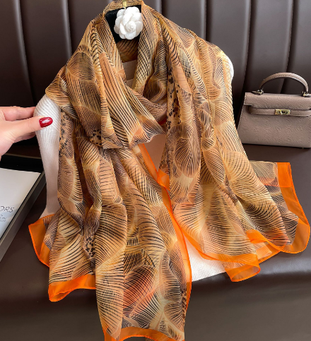 Luxuriöser Seidenschal für Damen mit elegantem Print-Design