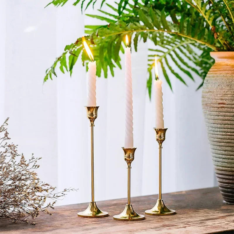 Verträumte Lichter - Goldene Kerzenständer für eine romantische Atmosphäre