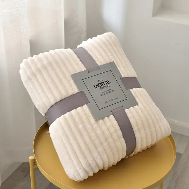 SoftLoom – Flauschige Flanell-Decke Gestreift für Sofa, Bett & Reisen