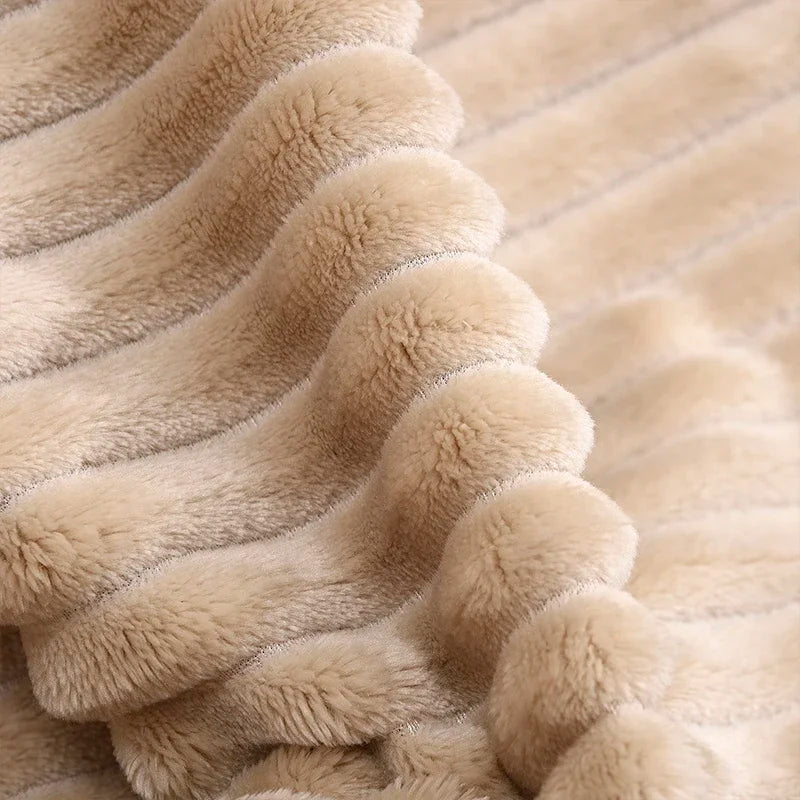 SoftLoom – Flauschige Flanell-Decke Gestreift für Sofa, Bett & Reisen
