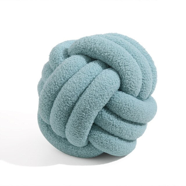 Knotiva – Pyntepude i bomuldsfleece med trefoldet knudedesign
