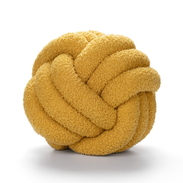 Knotiva – Pyntepude i bomuldsfleece med trefoldet knudedesign