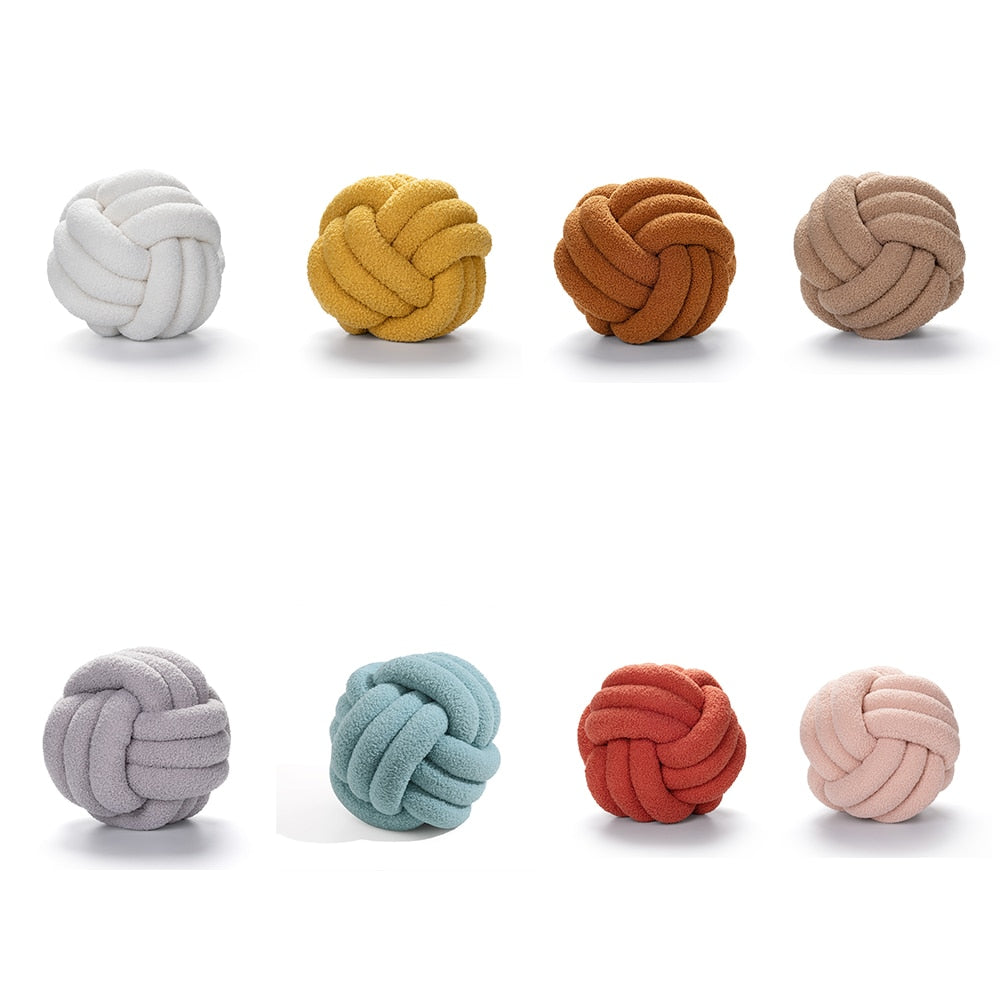 Knotiva – Pyntepude i bomuldsfleece med trefoldet knudedesign
