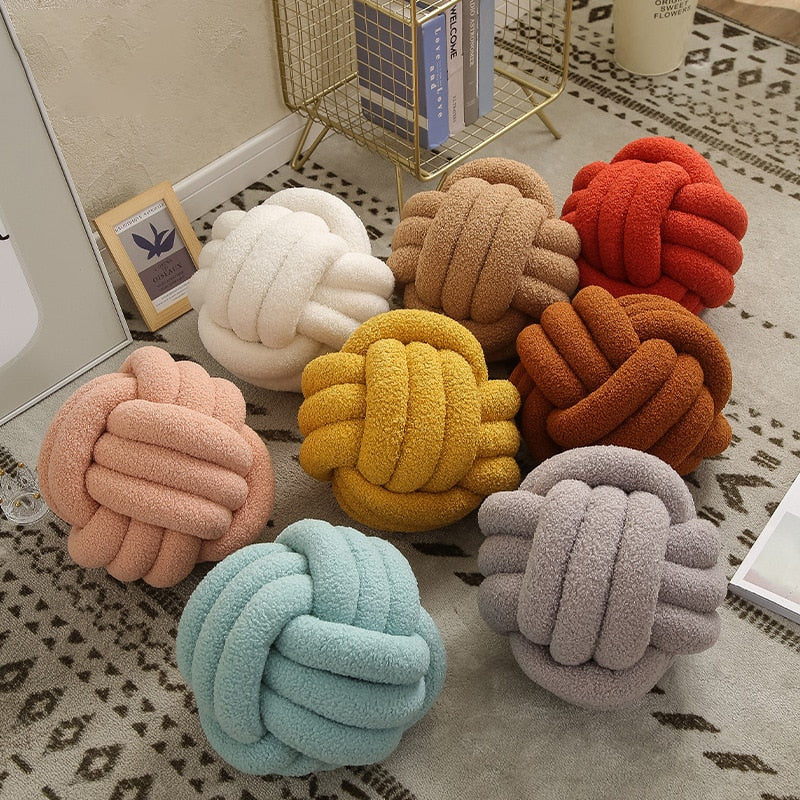 Knotiva – Pyntepude i bomuldsfleece med trefoldet knudedesign