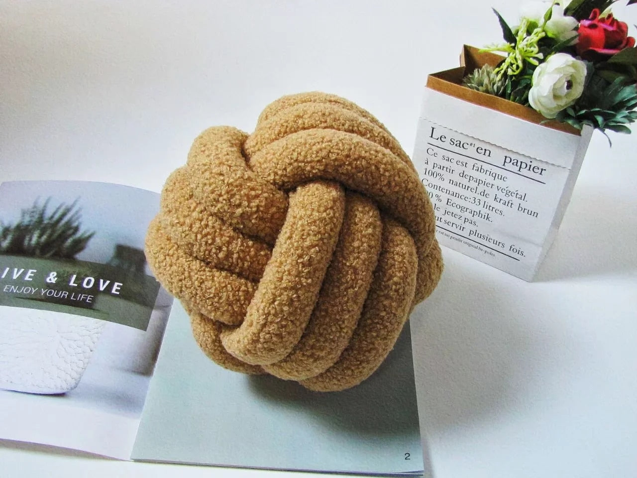 Knotiva – Pyntepude i bomuldsfleece med trefoldet knudedesign