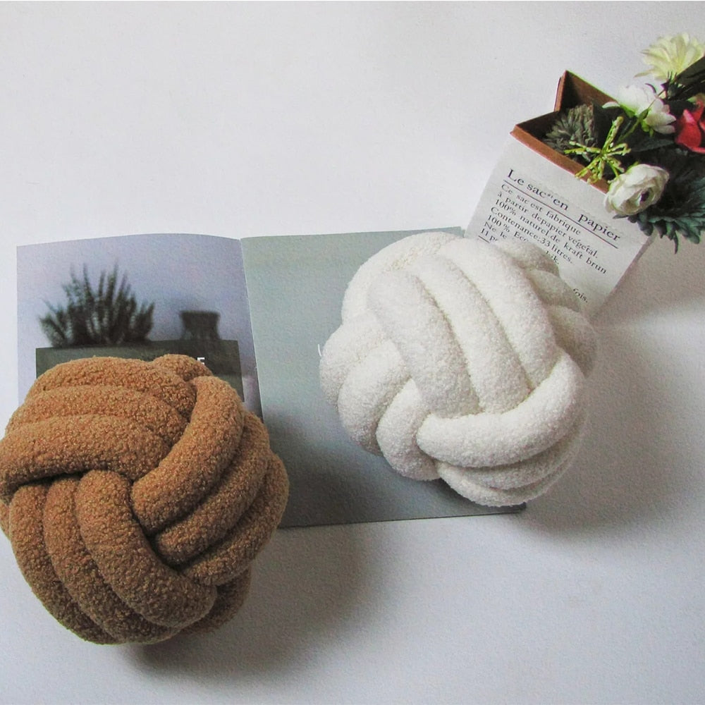 Knotiva – Pyntepude i bomuldsfleece med trefoldet knudedesign
