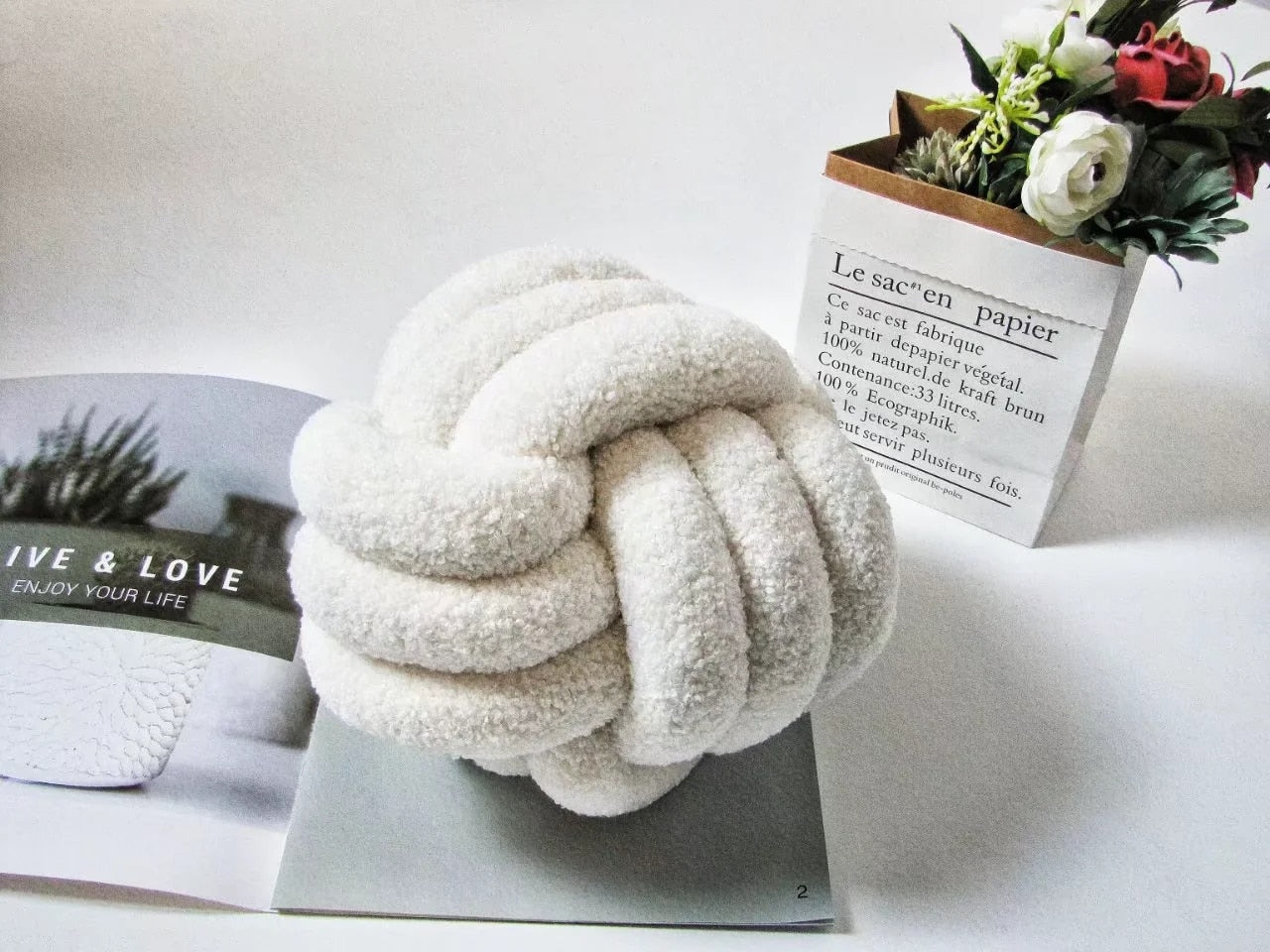 Knotiva – Pyntepude i bomuldsfleece med trefoldet knudedesign
