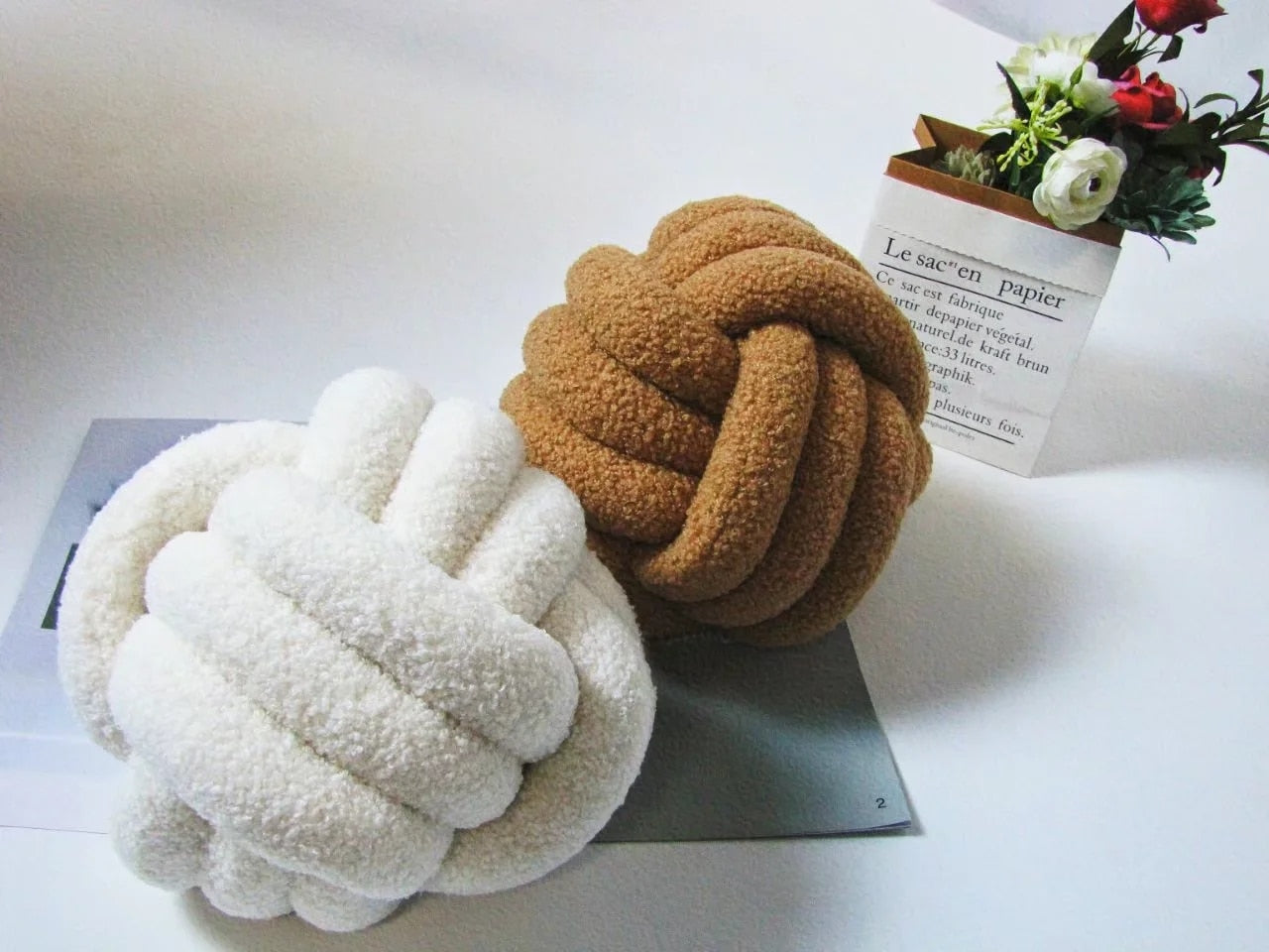 Knotiva – Pyntepude i bomuldsfleece med trefoldet knudedesign
