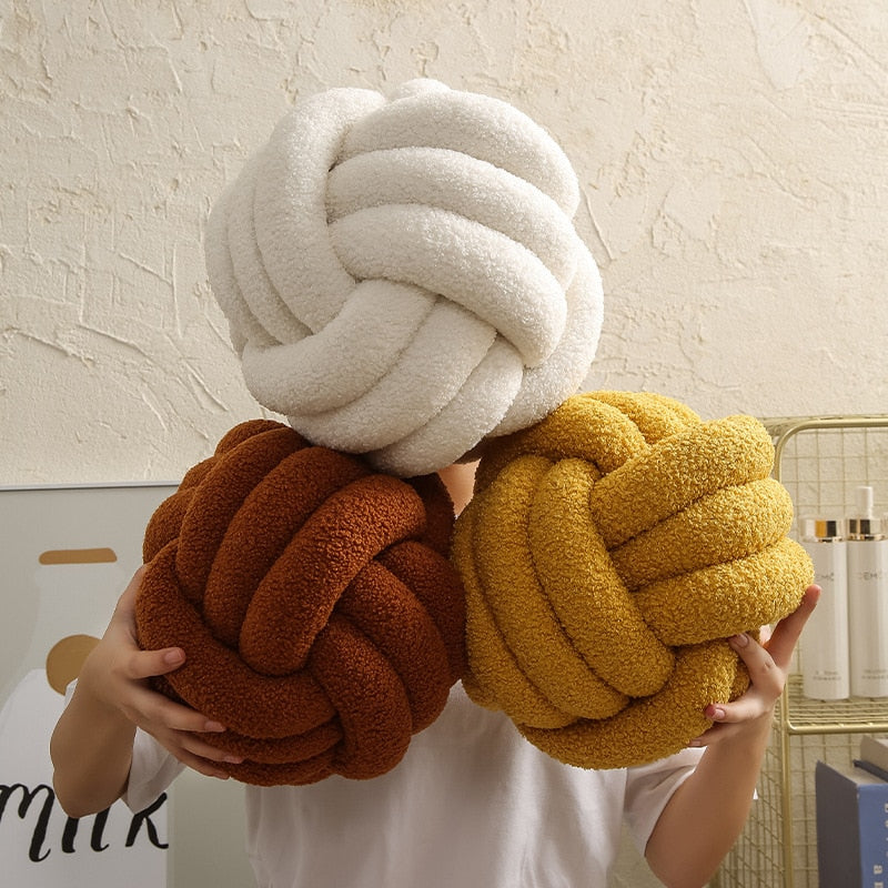Knotiva – Pyntepude i bomuldsfleece med trefoldet knudedesign