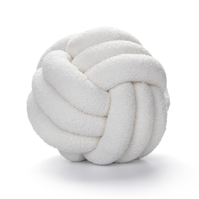 Knotiva – Pyntepude i bomuldsfleece med trefoldet knudedesign