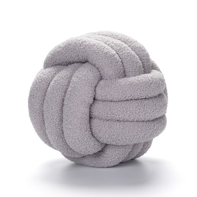 Knotiva – Pyntepude i bomuldsfleece med trefoldet knudedesign