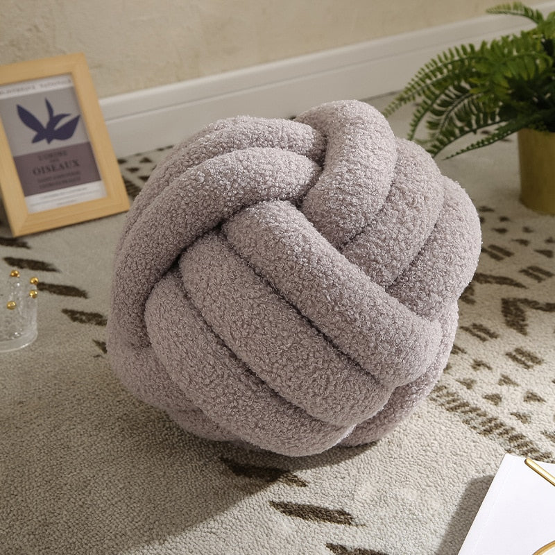 Knotiva – Pyntepude i bomuldsfleece med trefoldet knudedesign