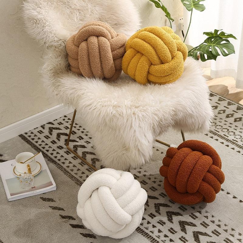 Knotiva – Pyntepude i bomuldsfleece med trefoldet knudedesign