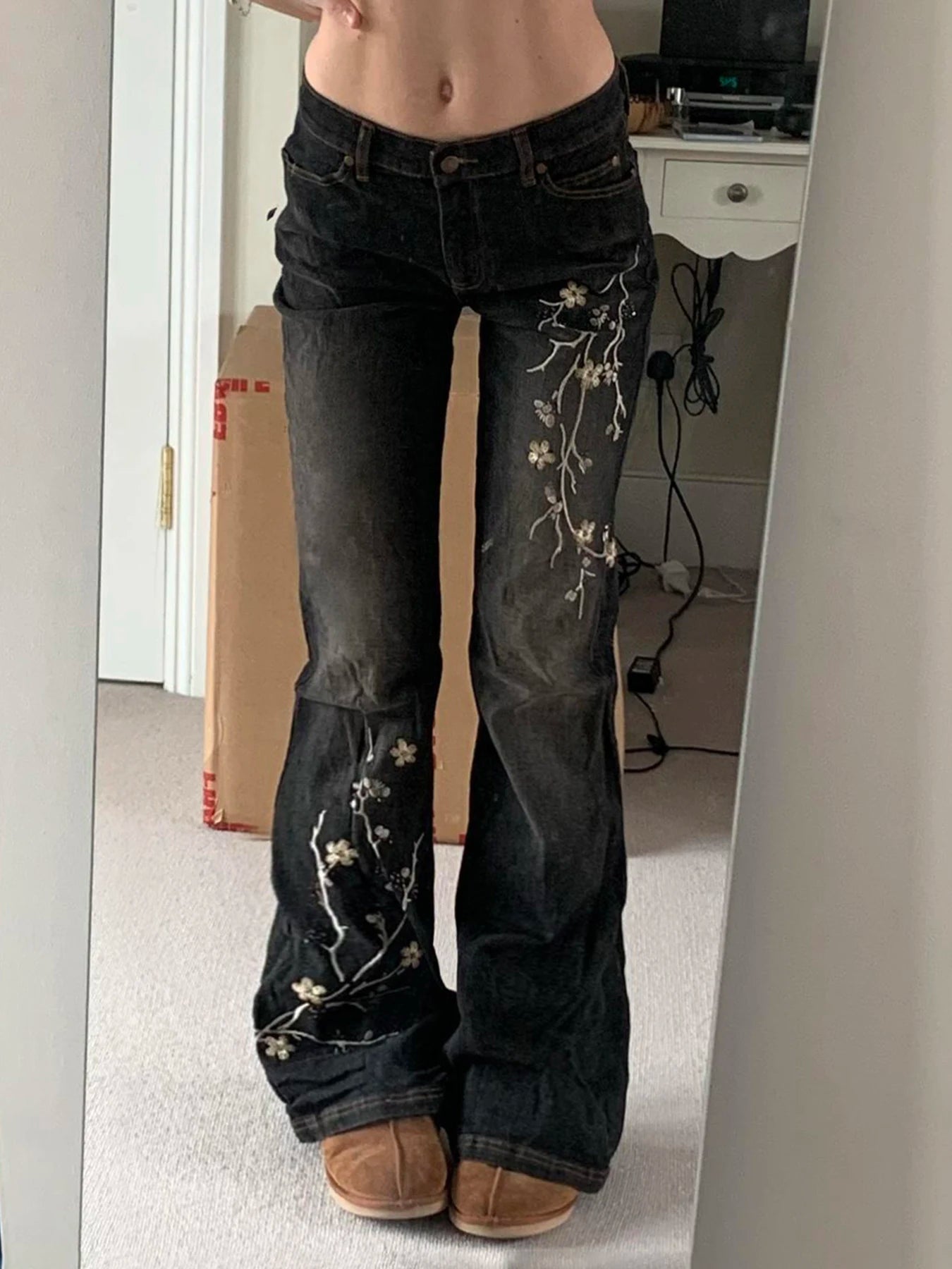RetroBloom – Damen Jeans mit Blumenstickerei & Schlaghose – Party & Freizeit