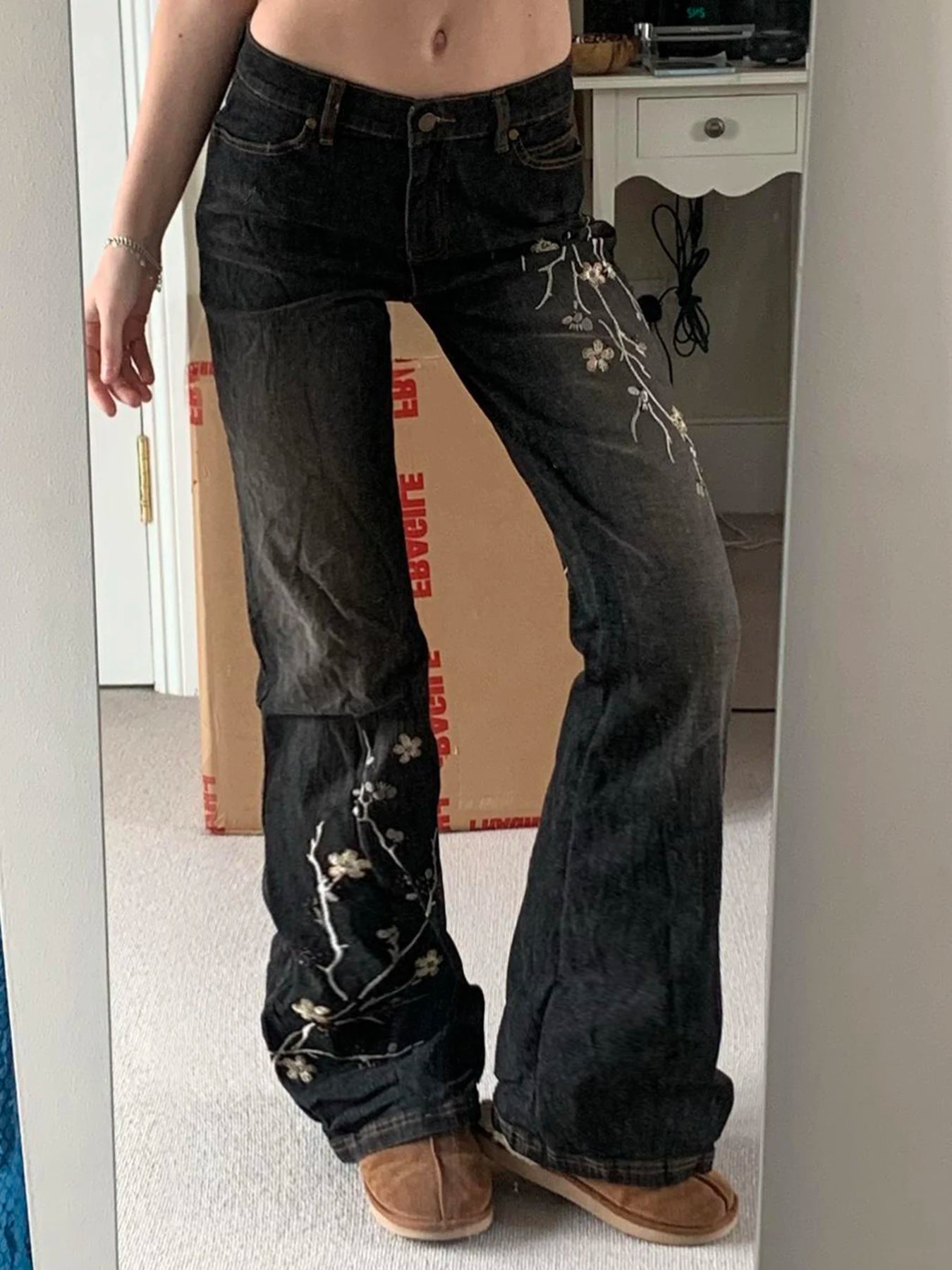 RetroBloom – Damen Jeans mit Blumenstickerei & Schlaghose – Party & Freizeit