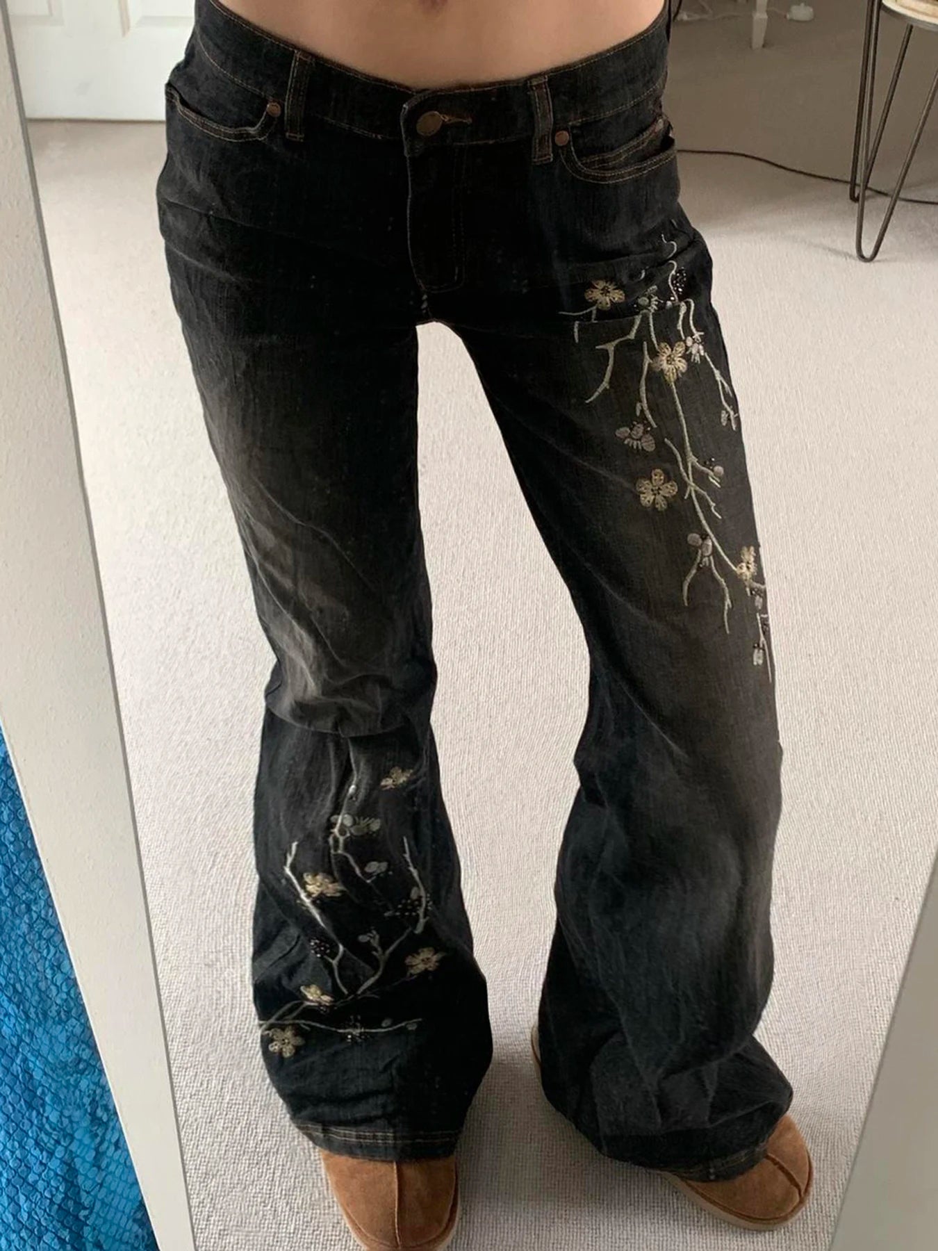 RetroBloom – Damen Jeans mit Blumenstickerei & Schlaghose – Party & Freizeit