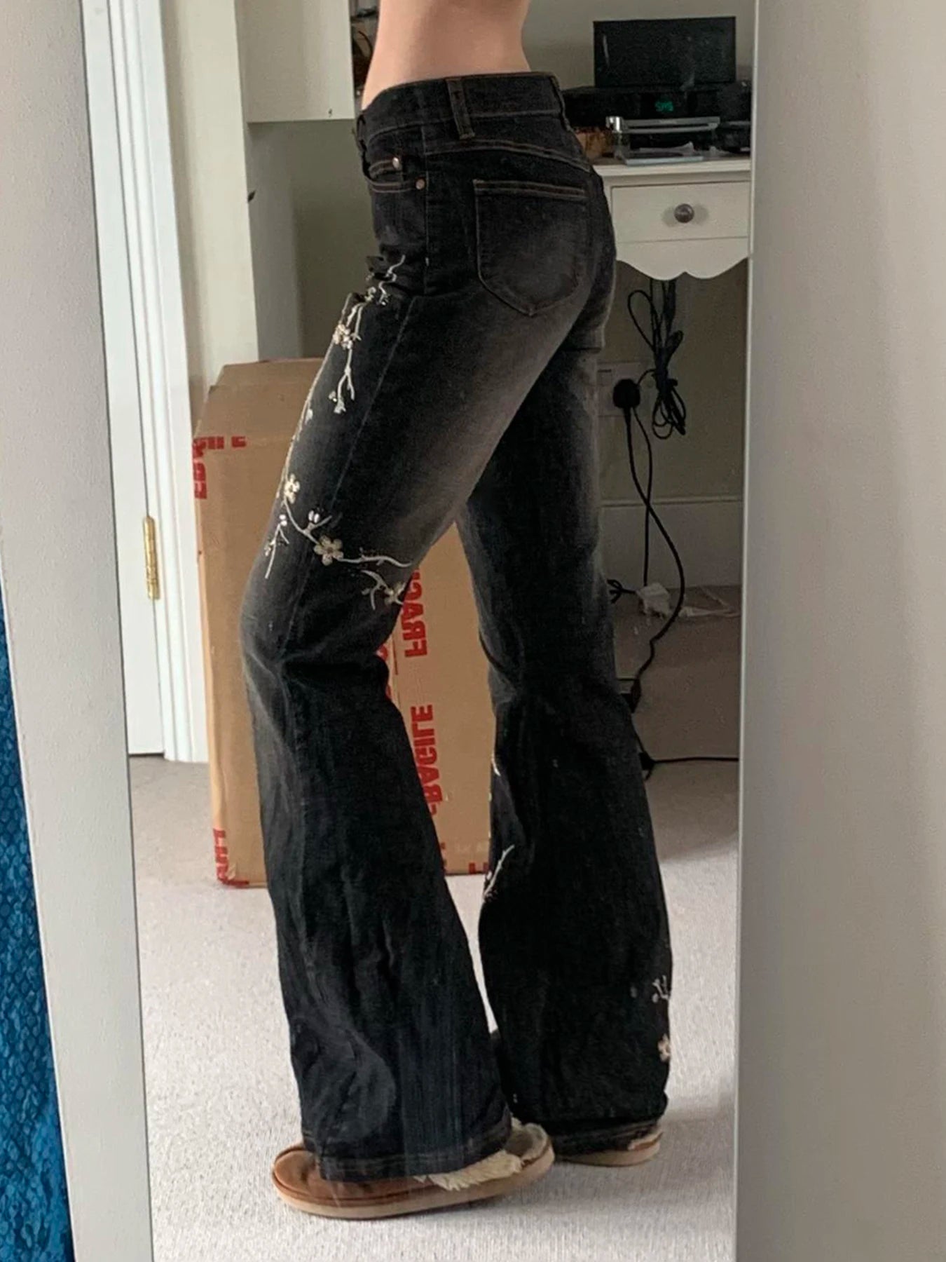 RetroBloom – Damen Jeans mit Blumenstickerei & Schlaghose – Party & Freizeit