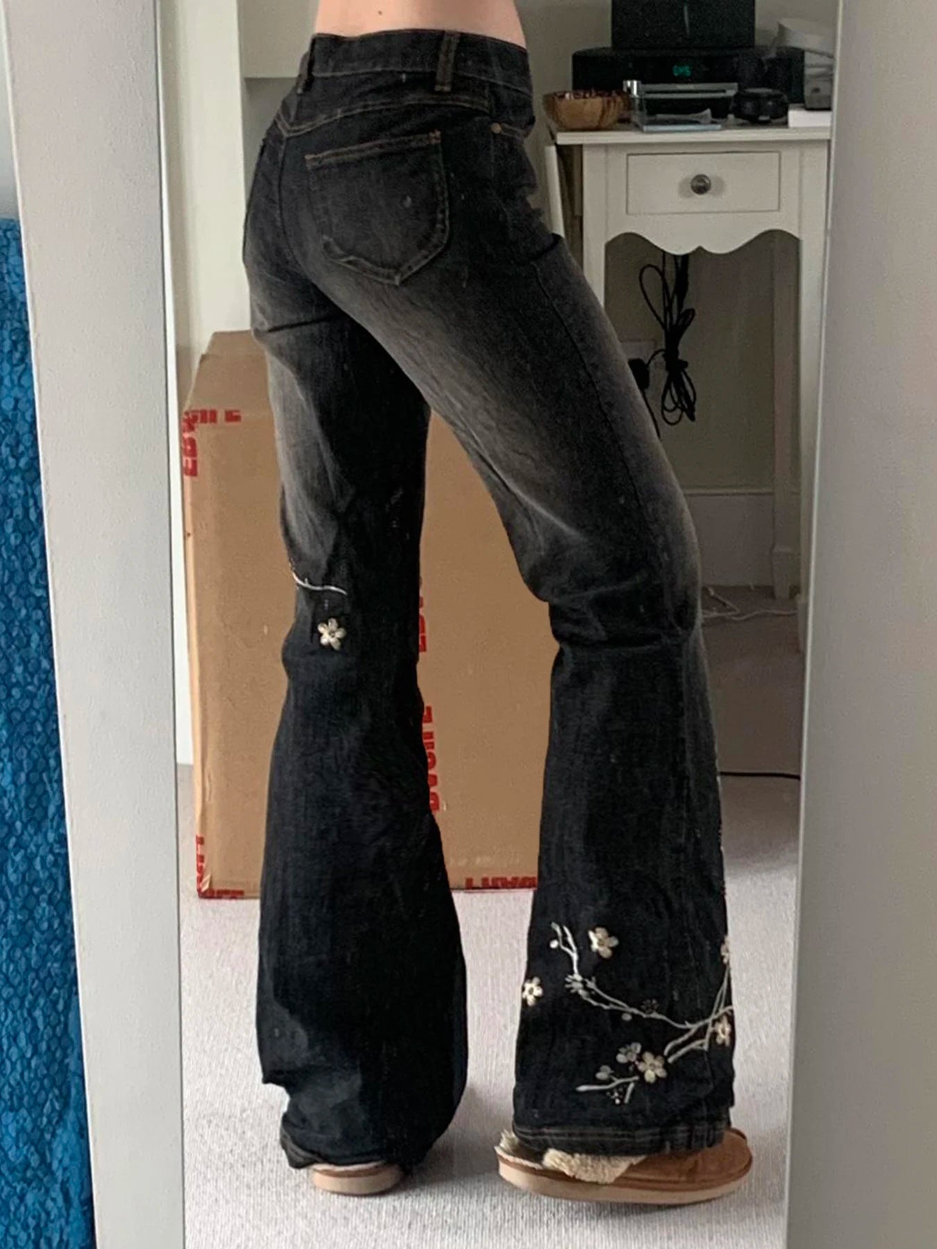 RetroBloom – Damen Jeans mit Blumenstickerei & Schlaghose – Party & Freizeit