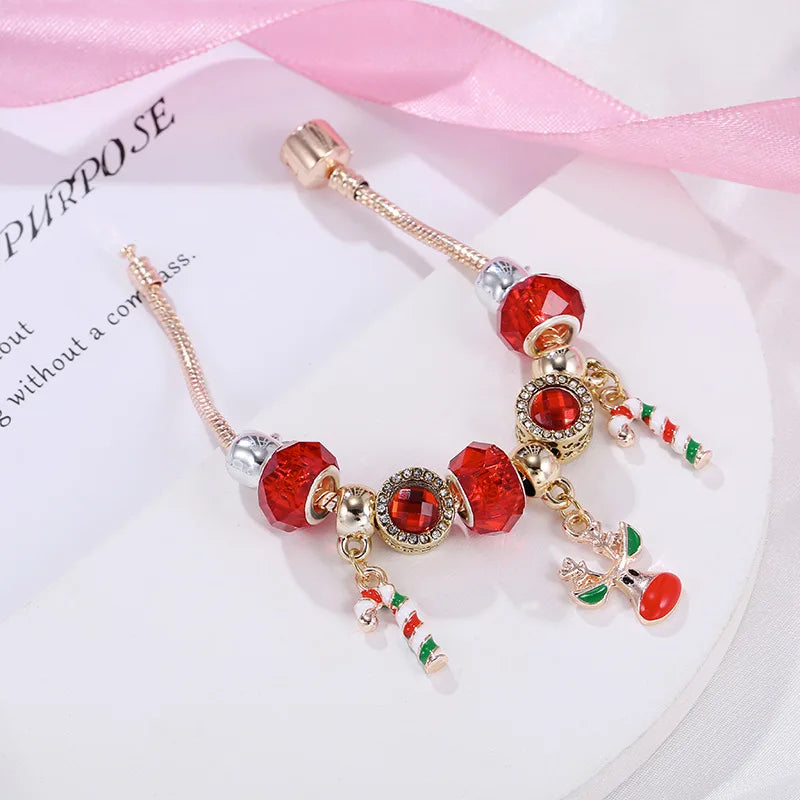 Weihnachtsarmband mit Zuckerstangen- und Rentier-Anhängern