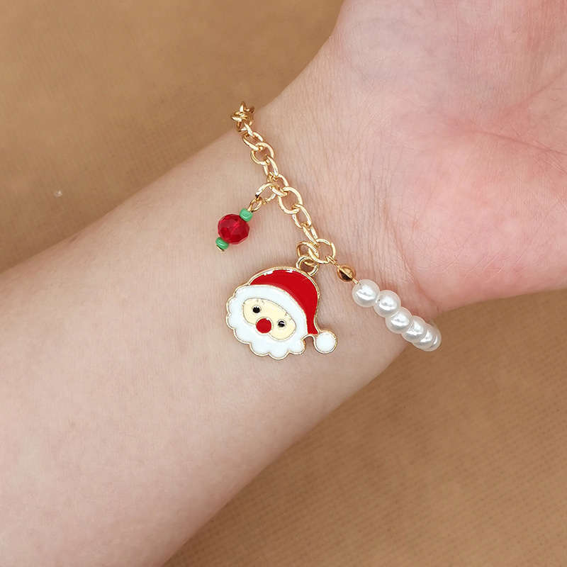 Weihnachtsperlen-Charme-Armband mit festlichen Emaille-Anhängern