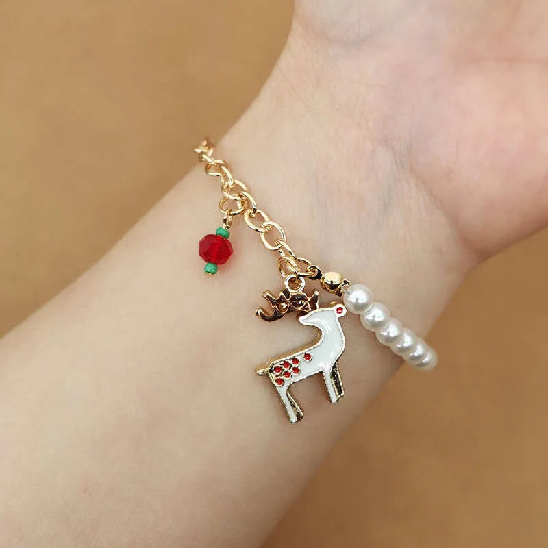 Weihnachtsperlen-Charme-Armband mit festlichen Emaille-Anhängern