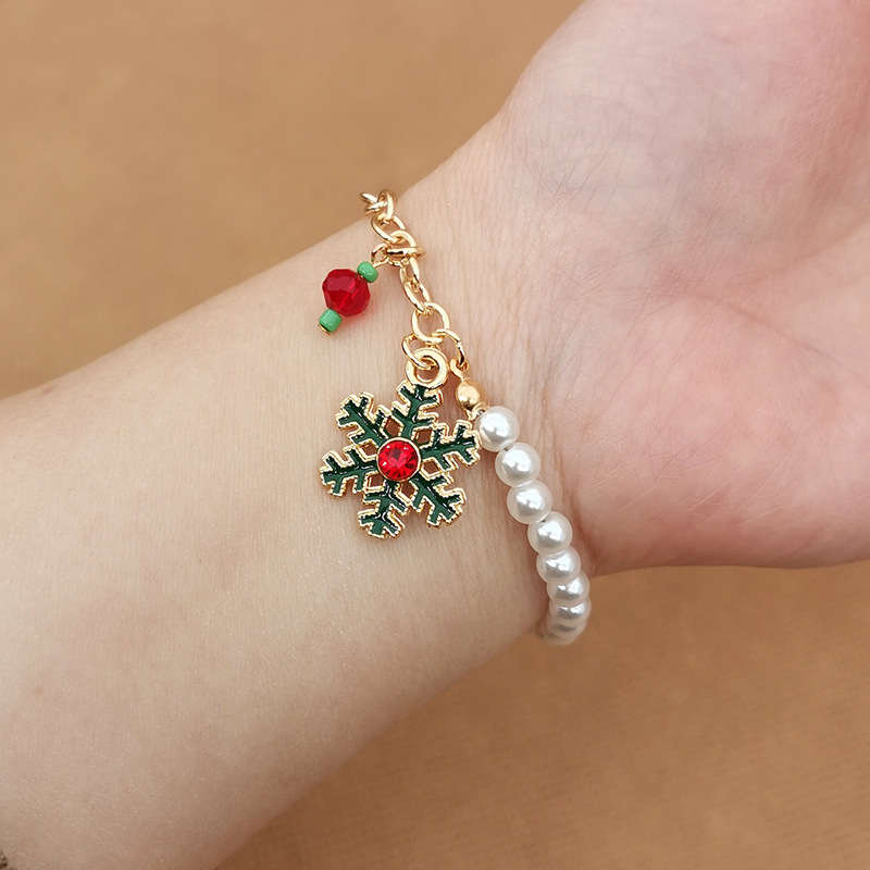 Weihnachtsperlen-Charme-Armband mit festlichen Emaille-Anhängern