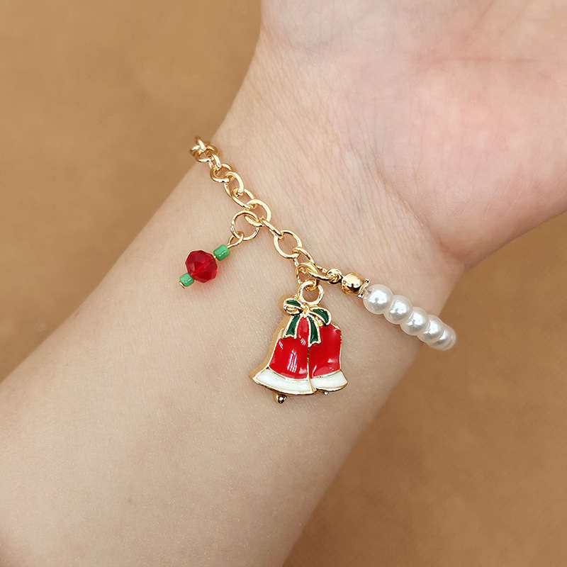 Weihnachtsperlen-Charme-Armband mit festlichen Emaille-Anhängern