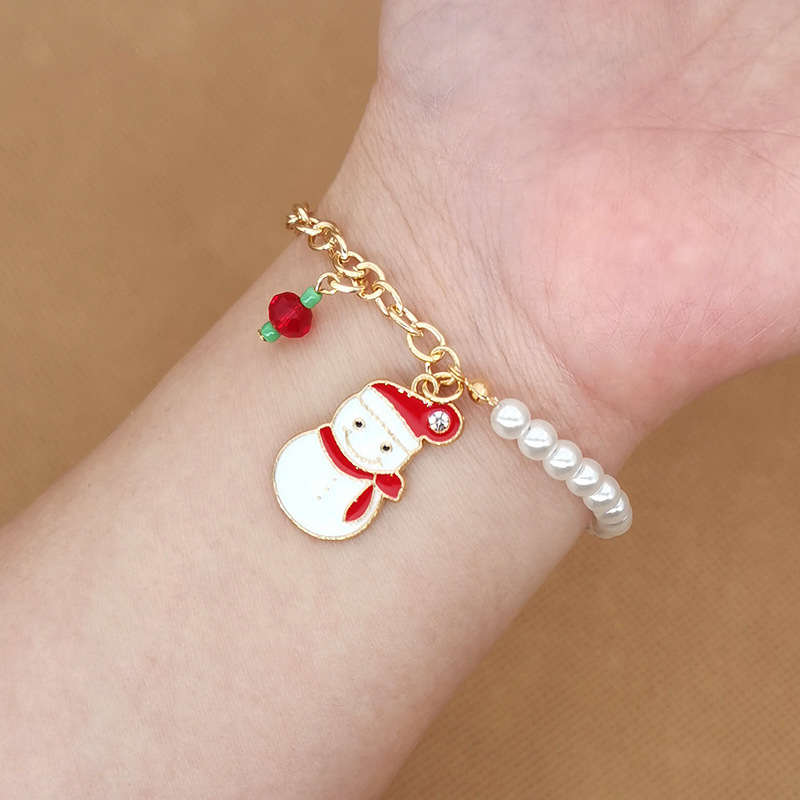 Weihnachtsperlen-Charme-Armband mit festlichen Emaille-Anhängern