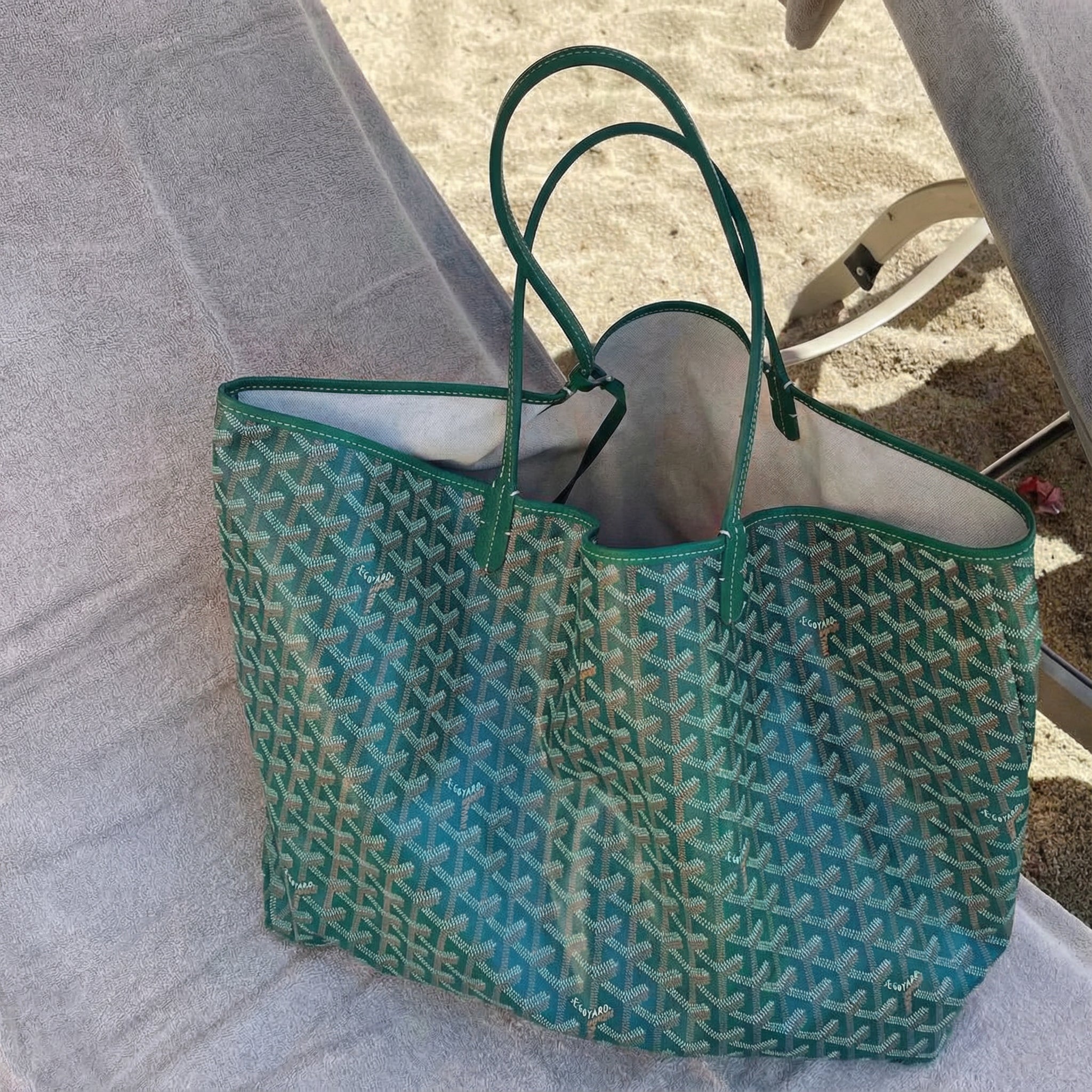 Velora Handbag – Textured Surface & Timeless Design for Everyday Use