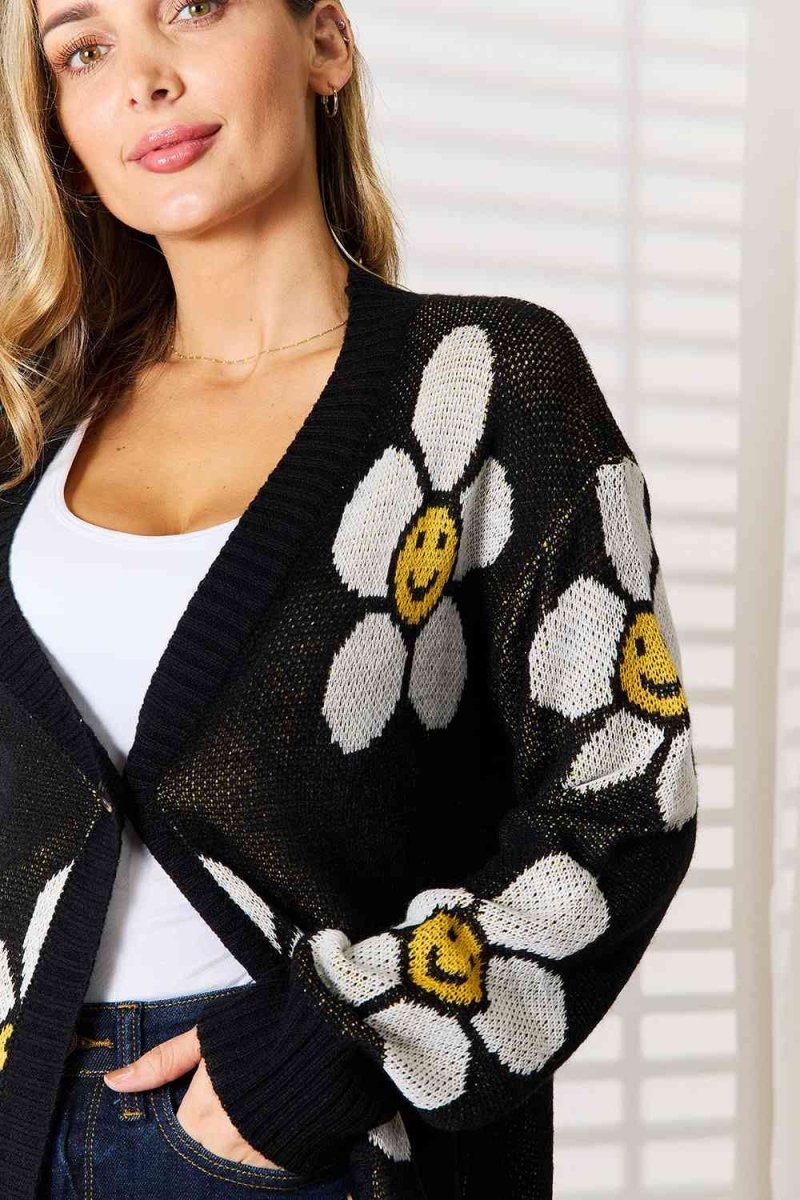 Strickjacke mit Blumen und Knöpfen - Hila