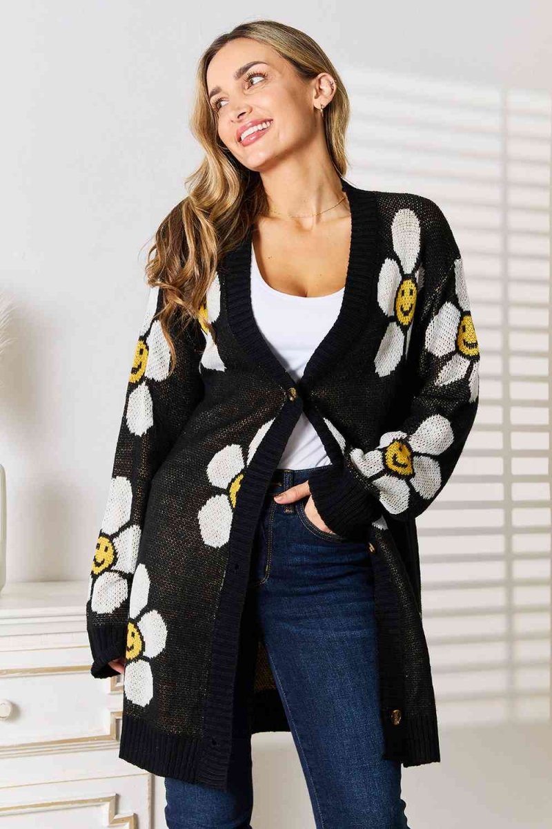 Strickjacke mit Blumen und Knöpfen - Hila