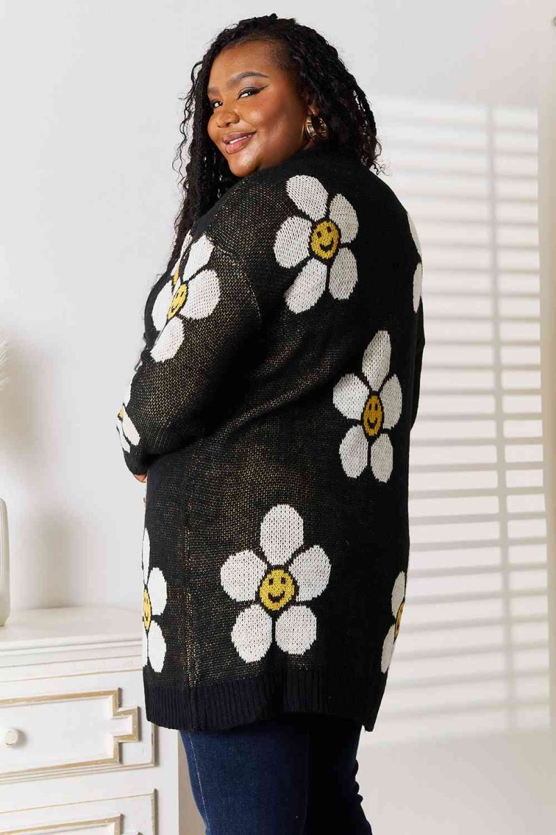 Strickjacke mit Blumen und Knöpfen - Hila