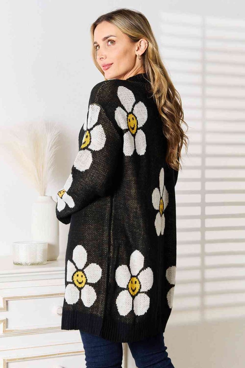 Strickjacke mit Blumen und Knöpfen - Hila