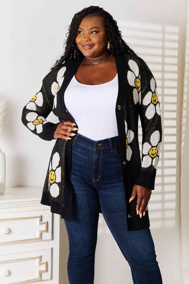Strickjacke mit Blumen und Knöpfen - Hila