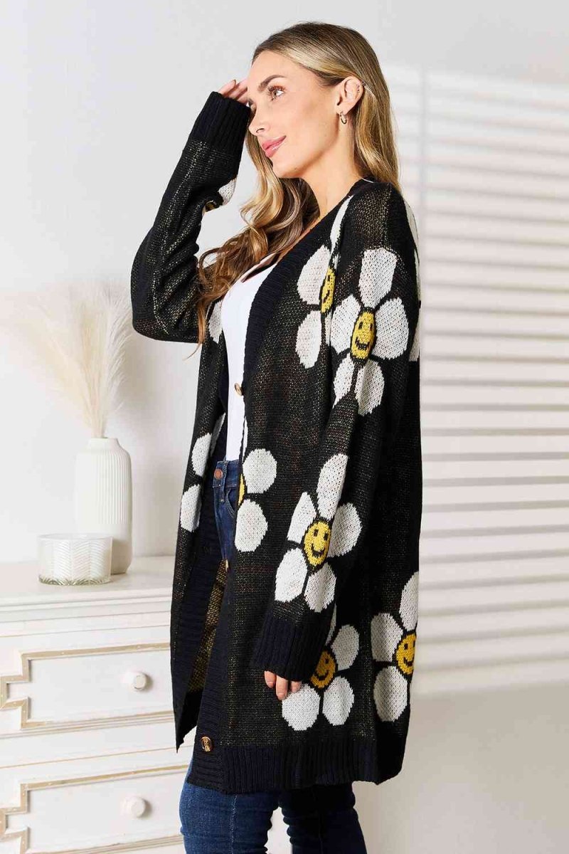 Strickjacke mit Blumen und Knöpfen - Hila