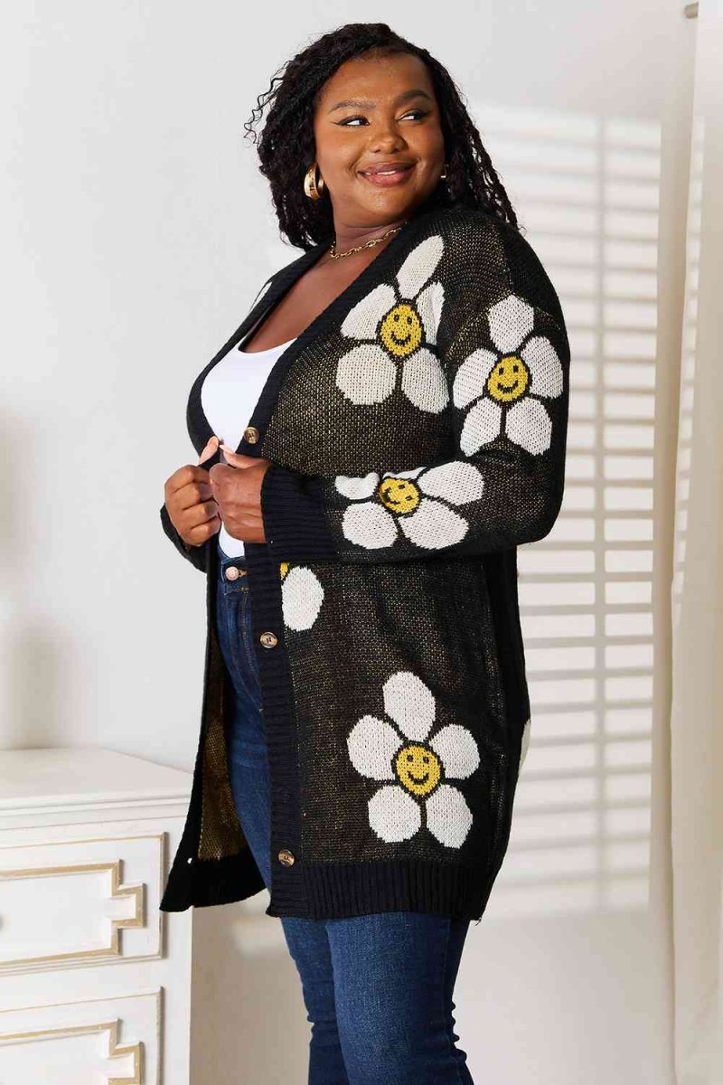Strickjacke mit Blumen und Knöpfen - Hila