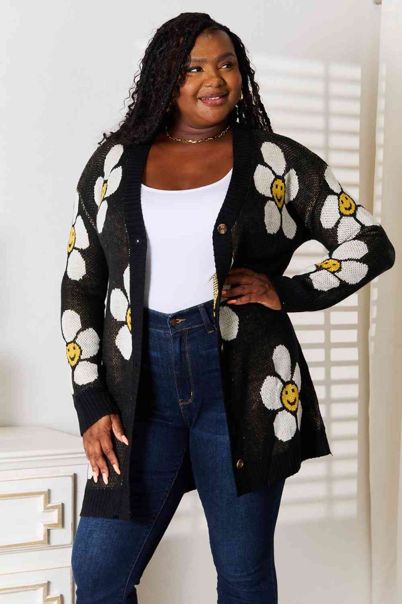 Strickjacke mit Blumen und Knöpfen - Hila
