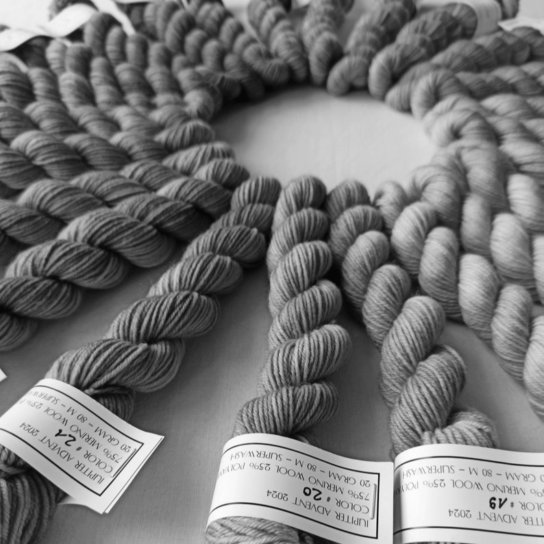 WoolenJoy – Adventskalender mit 25  Woll-Überraschungen – Feiertage